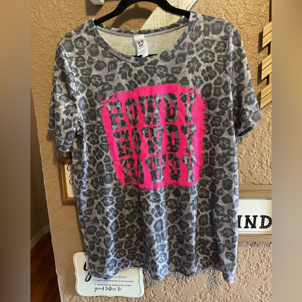 Daisy Rae Gray Leopard Graphic Tee Howdy Outlined in Pink Women’s Size Medium